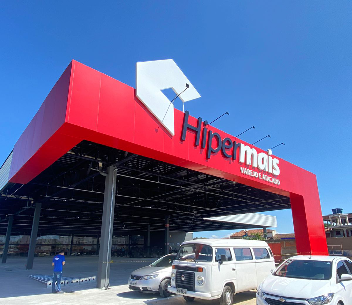 ACM ou Lona? Qual o melhor investimento para a fachada da sua empresa em Salvador?